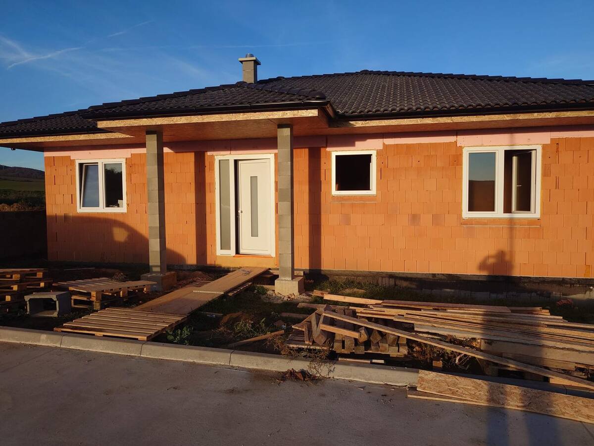 Dokončený rodinný dom, pohľad od vstupu
